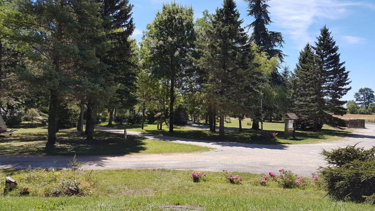 Camping Au Tour De L'Aveyron 洛斯彼特勒特杜拉兹 外观 照片
